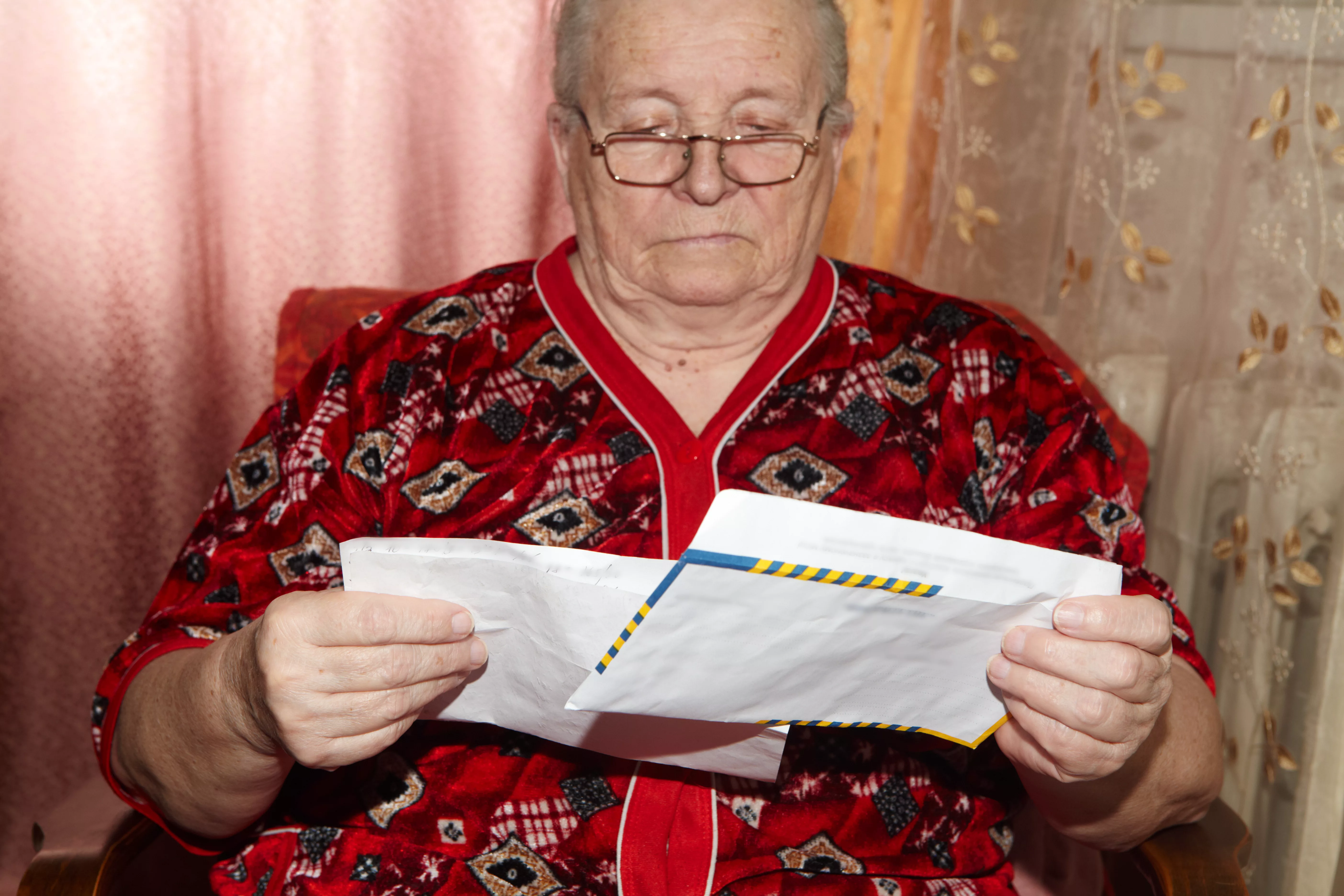 elderlywomanandopenletter-seniorpeopleandcorrespondence