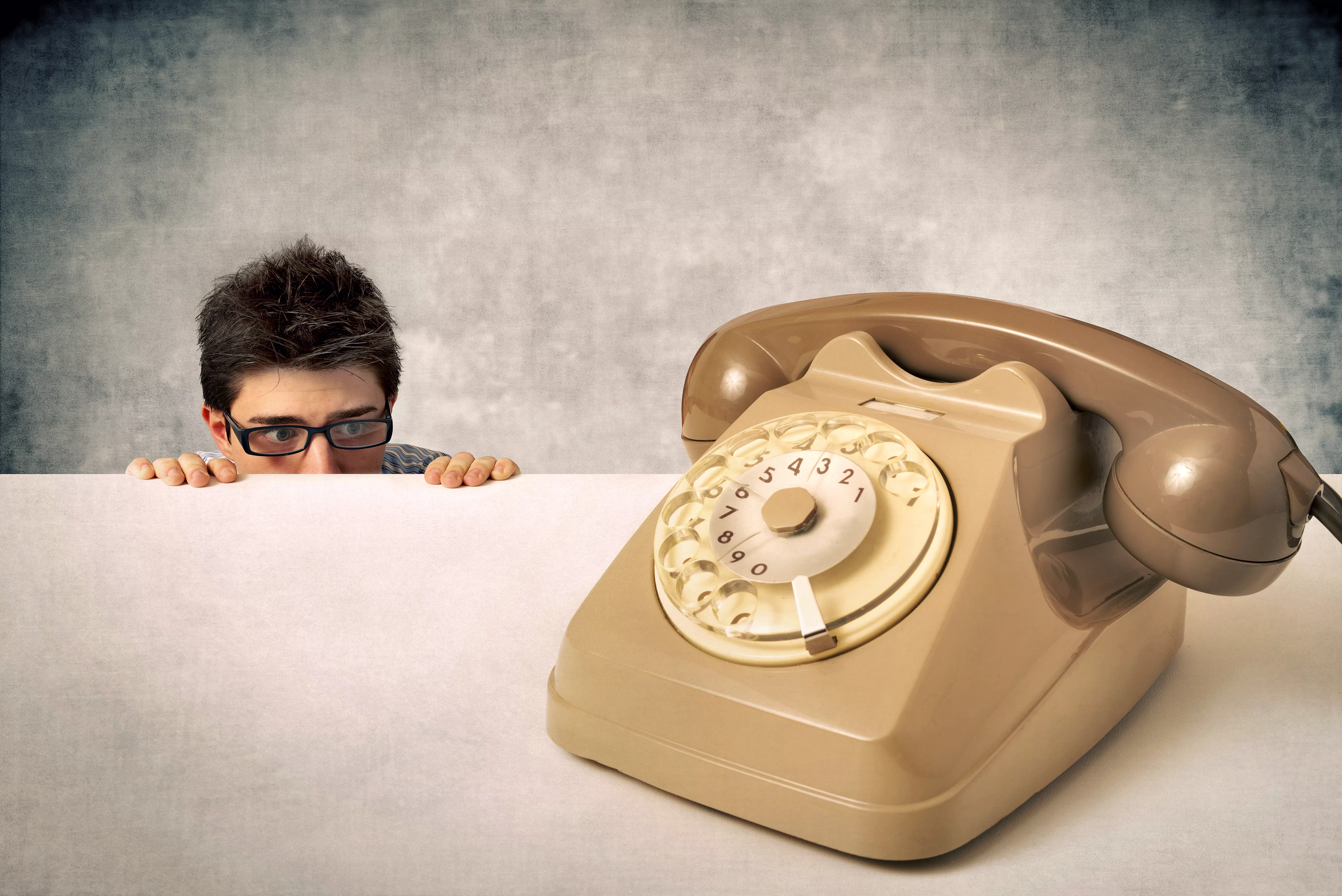 youngbusinessmanisafraidofthephone