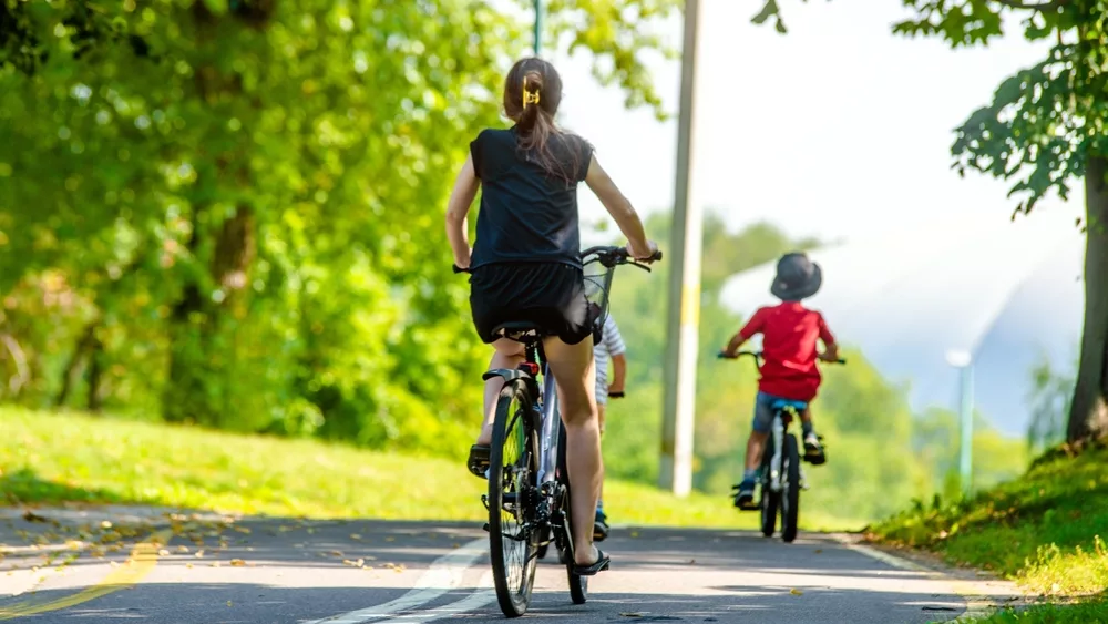 cyclistsrideonthebikepathinthecitypark