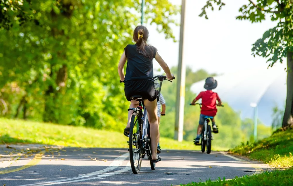 cyclistsrideonthebikepathinthecitypark