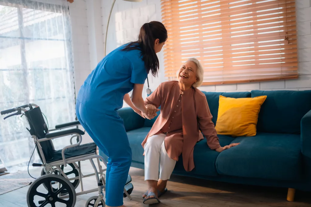 seniorwomanreceivesmedicaladviceandtreatmentfromadoctor