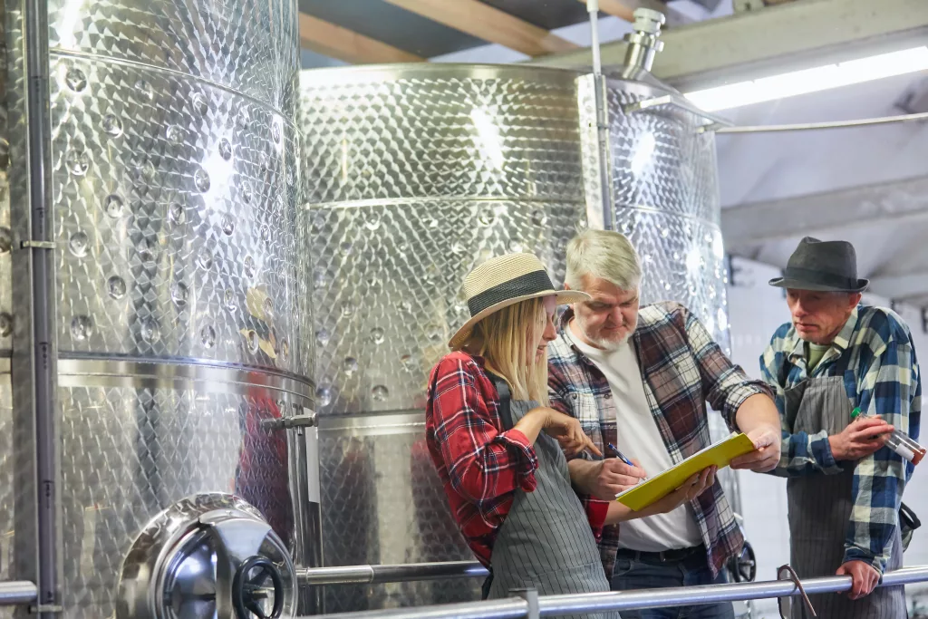 groupofworkerswithchecklistinbreweryorwineryin