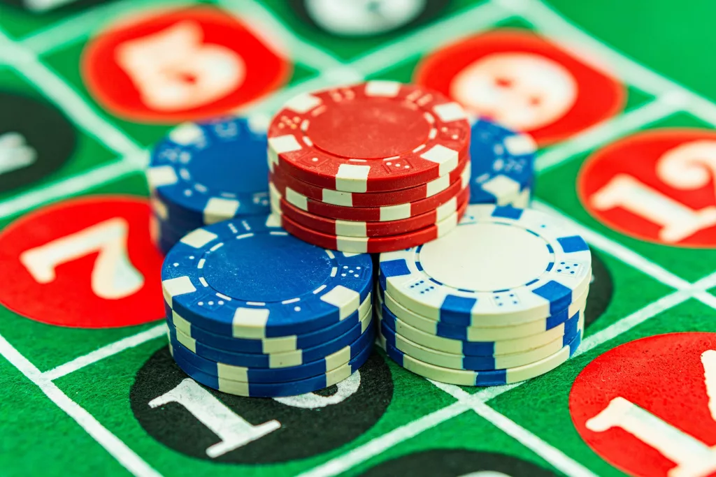 casinobackground-roulettetablechips-casinotheme-highcontrastimage