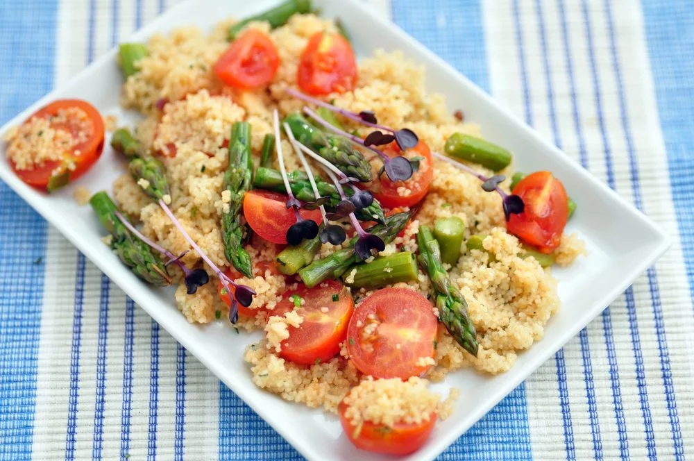 healthycouscoussaladwithtomatoesandgreenasparagus