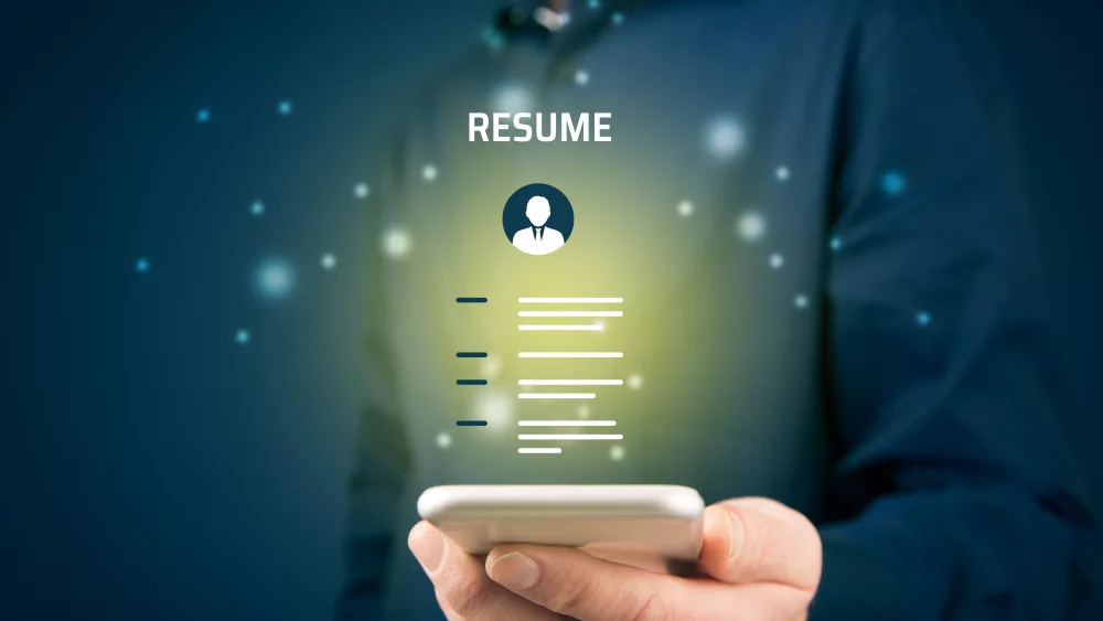 humanresourcesrecruiterreadresumeonsmartphone-recruitingand