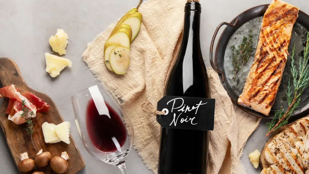 pinotnoirongraybackground-traditionalalcoholdrinks-redwine