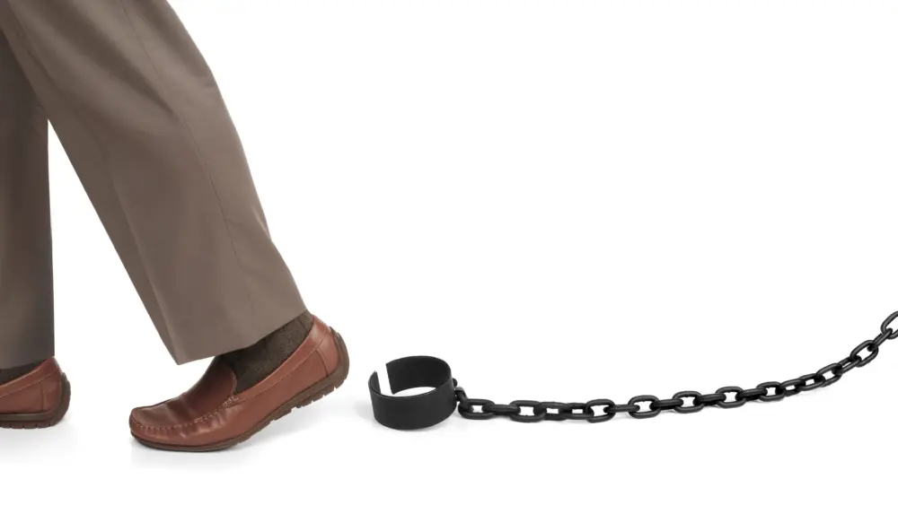 manslegsreleasedfromballandchain