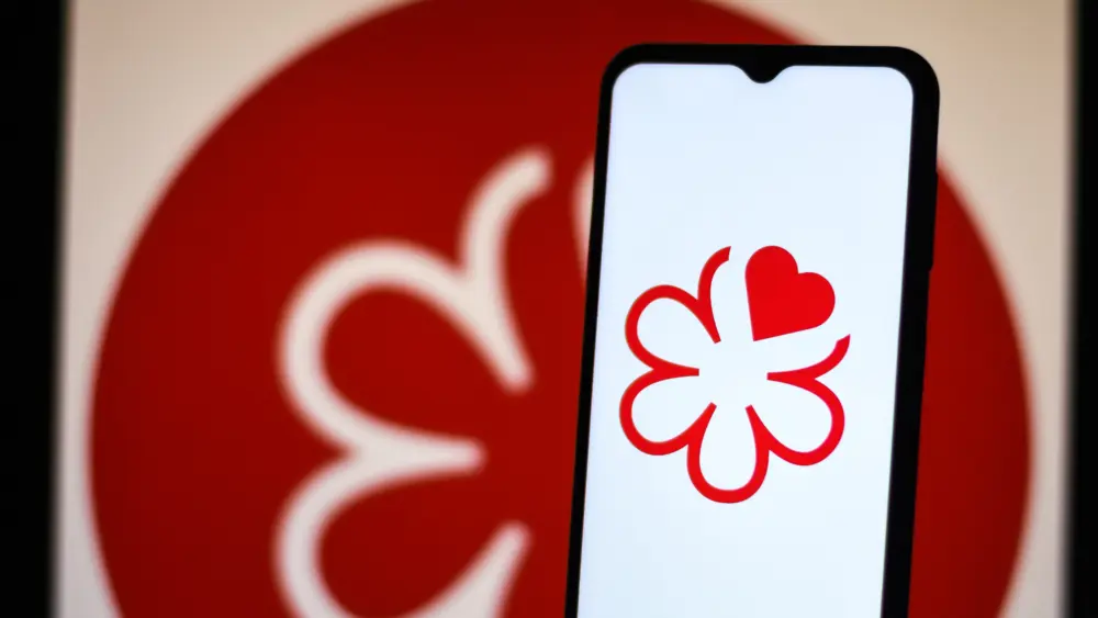 selectivefocusofmichelinguidelogoonamobilescreen