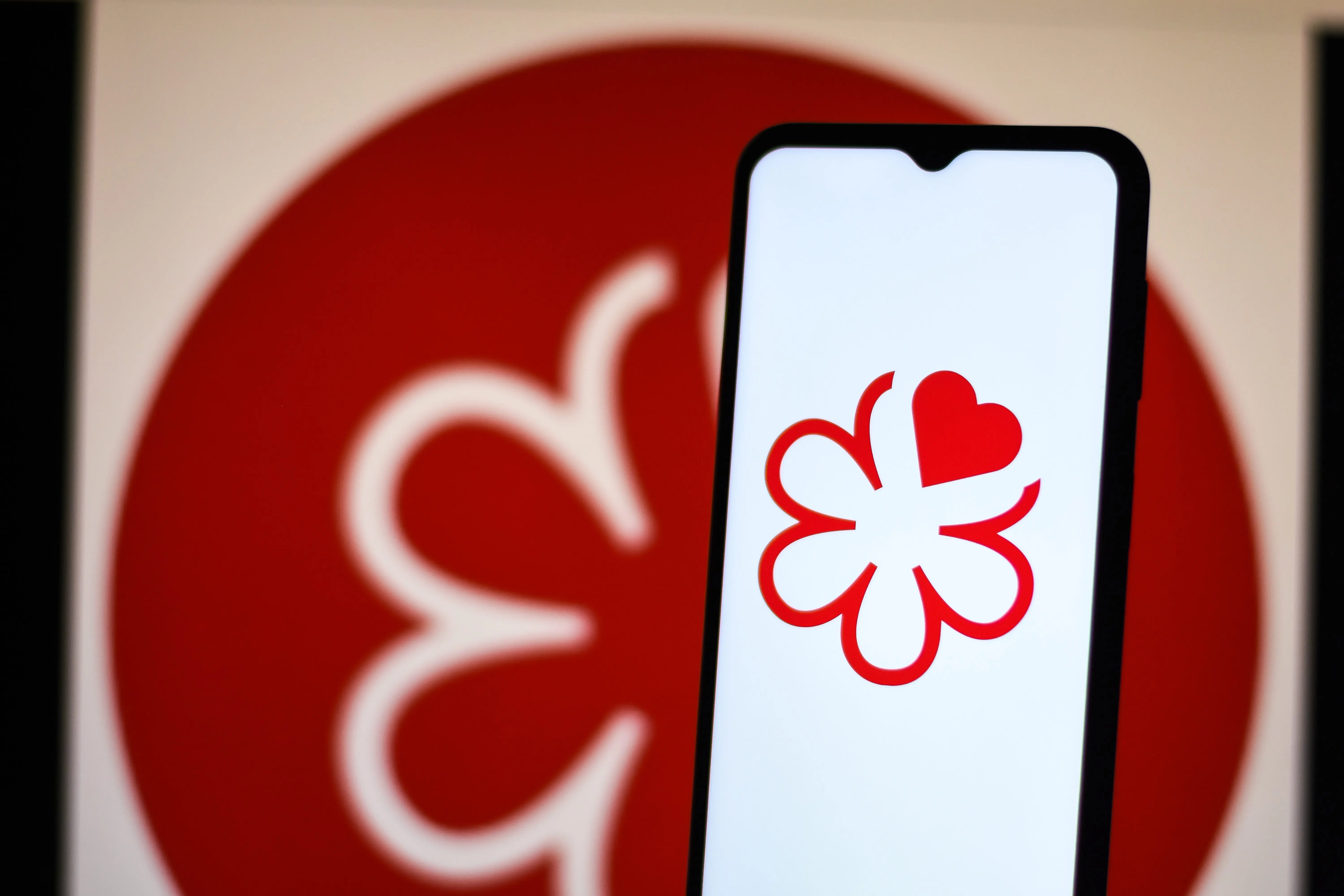 selectivefocusofmichelinguidelogoonamobilescreen