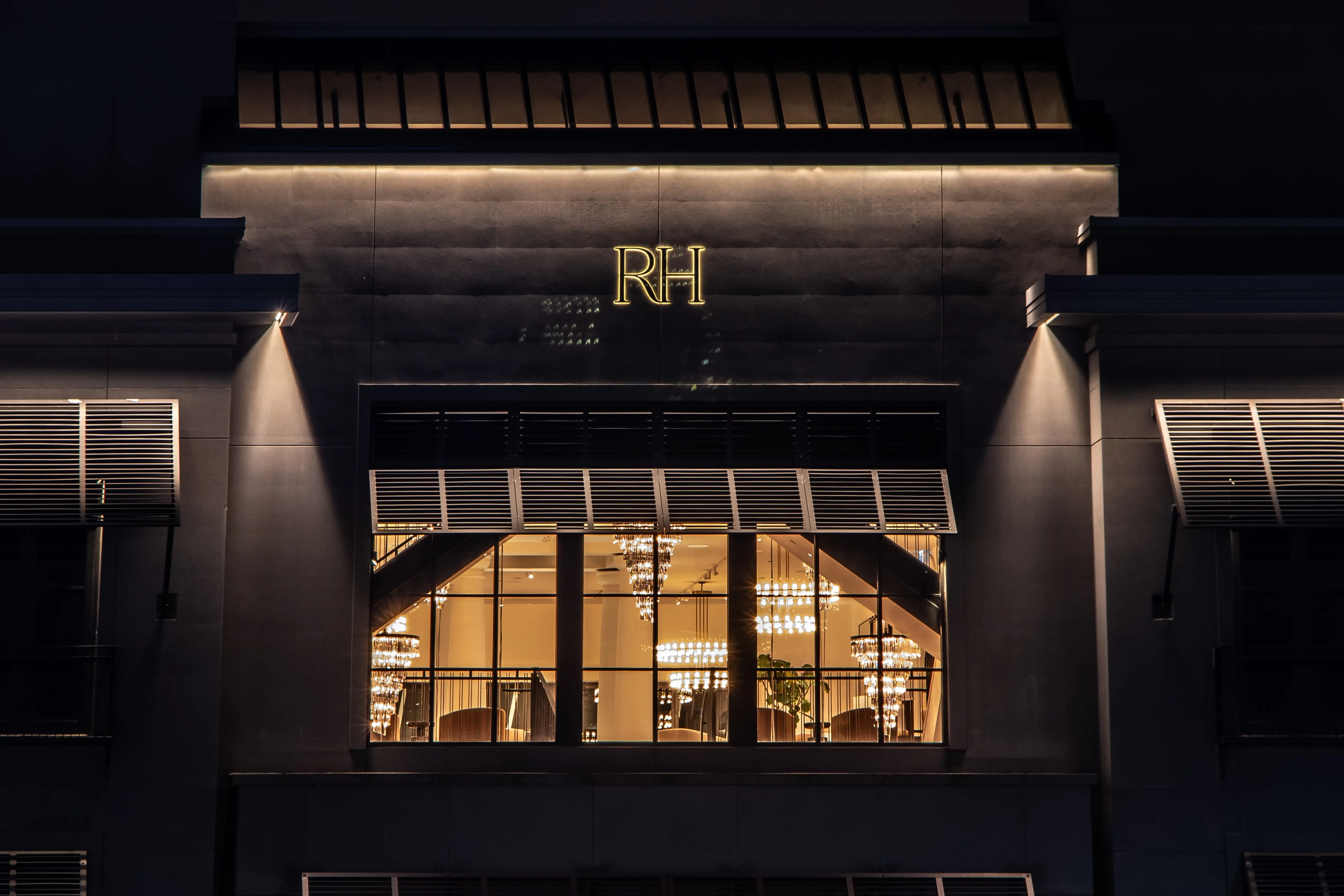 torontoontario-november262024exteriorofrestorationhardware