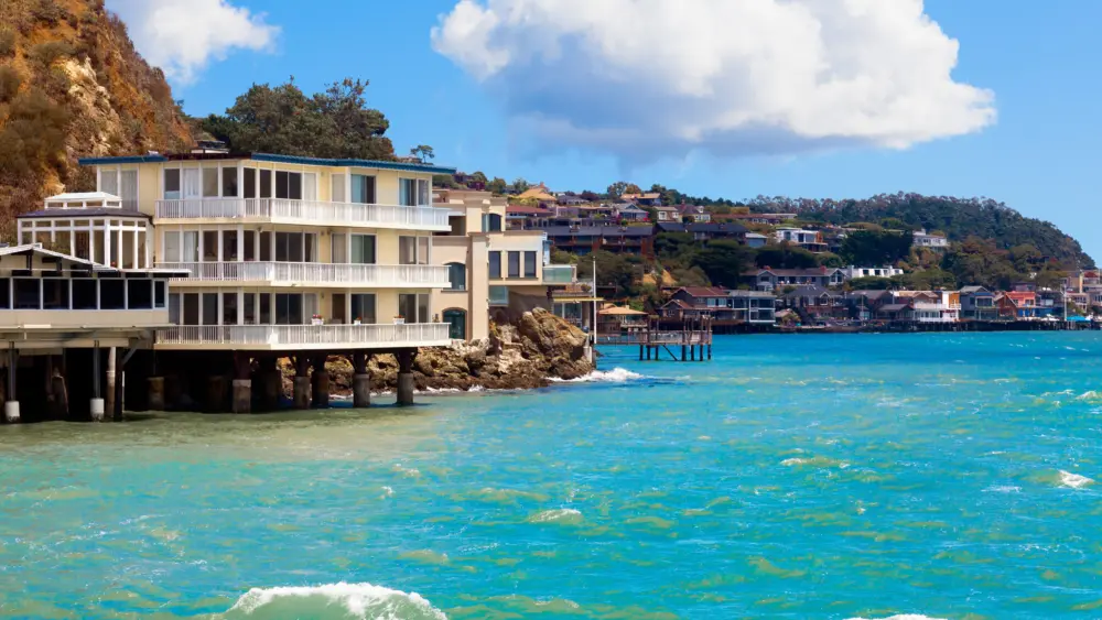 tiburoncaliforniawaterfrontonthesanfranciscobay