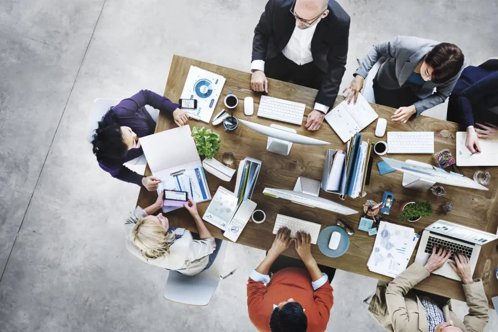groupofbusinesspeopleworkingintheofficeconcept