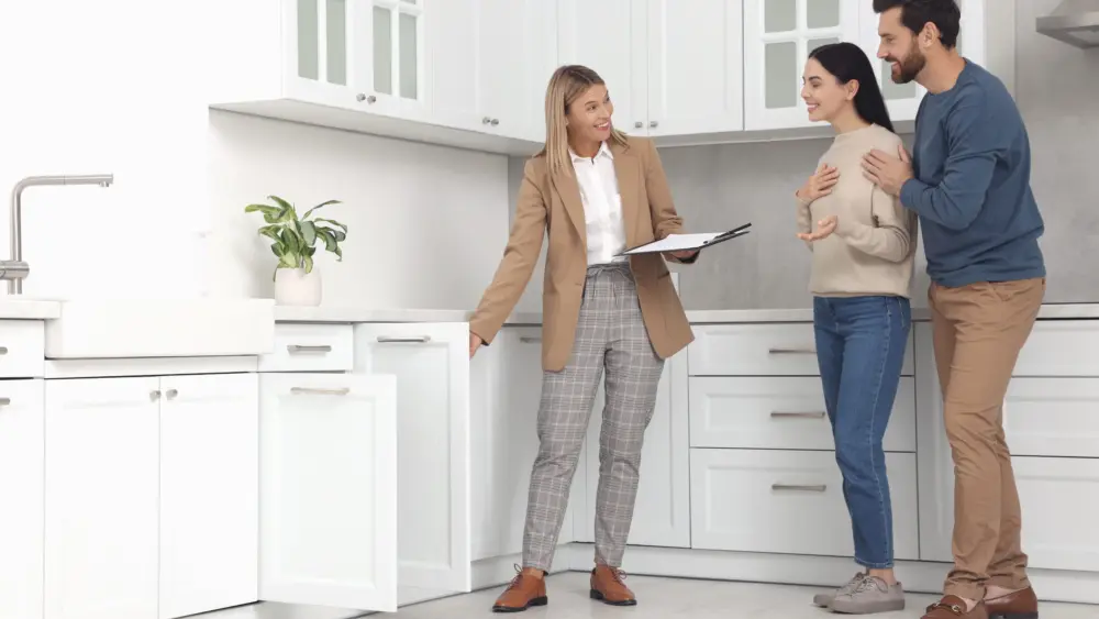 realestateagentshowingnewapartmenttocouple