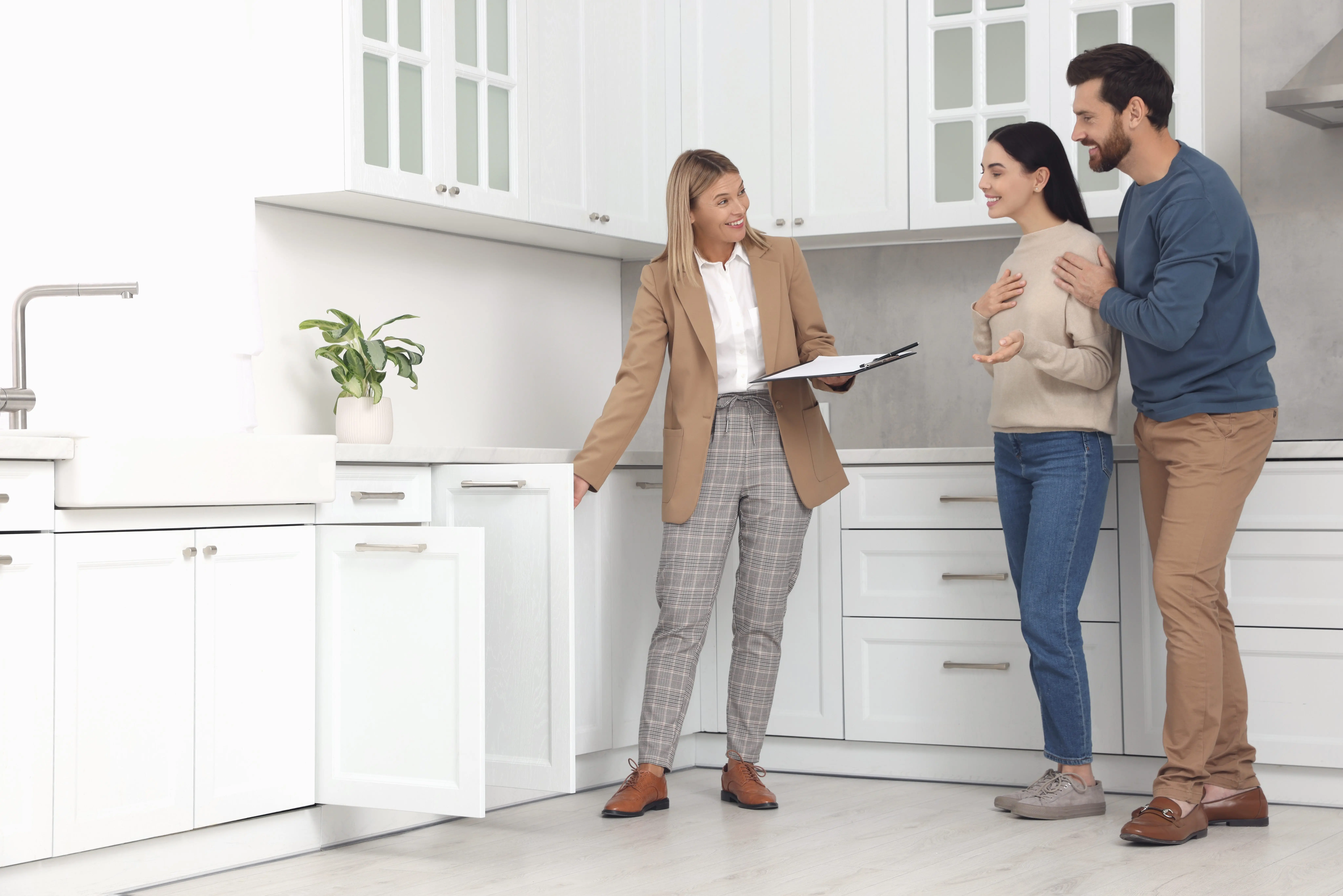 realestateagentshowingnewapartmenttocouple