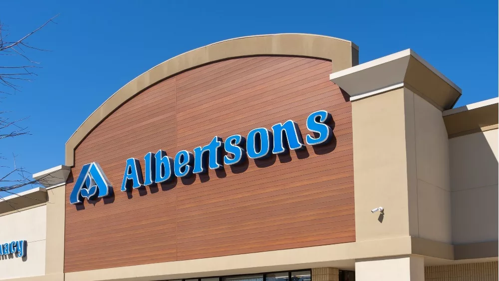 Albertsons supermarket store in Lafayette^ LA^ USA. Albertsons Companies^ Inc. is an American grocery company. Lafayette^ LA^ USA - February 13^ 2022