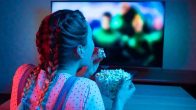 id5751578-girl-watching-movies-shutterstock_1301620948-600x400822288-1