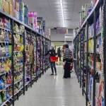 id5774288-supermarket-shopping-aisle-grocery-groceries-price-prices-pricing-cost-of-living-economy-inflation-consumers-living-wage-wages-chips-crisps-soft-drinks-sugary-junk-foodko-600x400705670-1