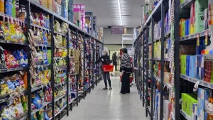 id5774288-supermarket-shopping-aisle-grocery-groceries-price-prices-pricing-cost-of-living-economy-inflation-consumers-living-wage-wages-chips-crisps-soft-drinks-sugary-junk-foodko-600x400705670-1