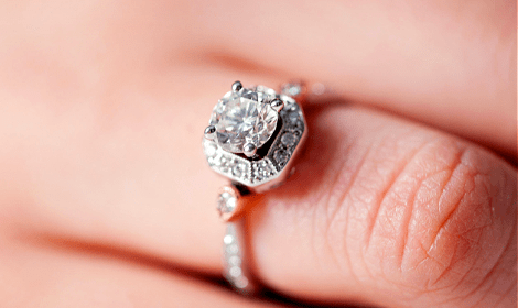 Woman Loses Her Engagement Ring In The Snow And A Stranger Returns It - Vimarsana News