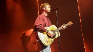 Alex Warren performs in Hollywood^ Florida^ on October 8^ 2025. The performance was part of his Cheaper Than Therapy world tour.
