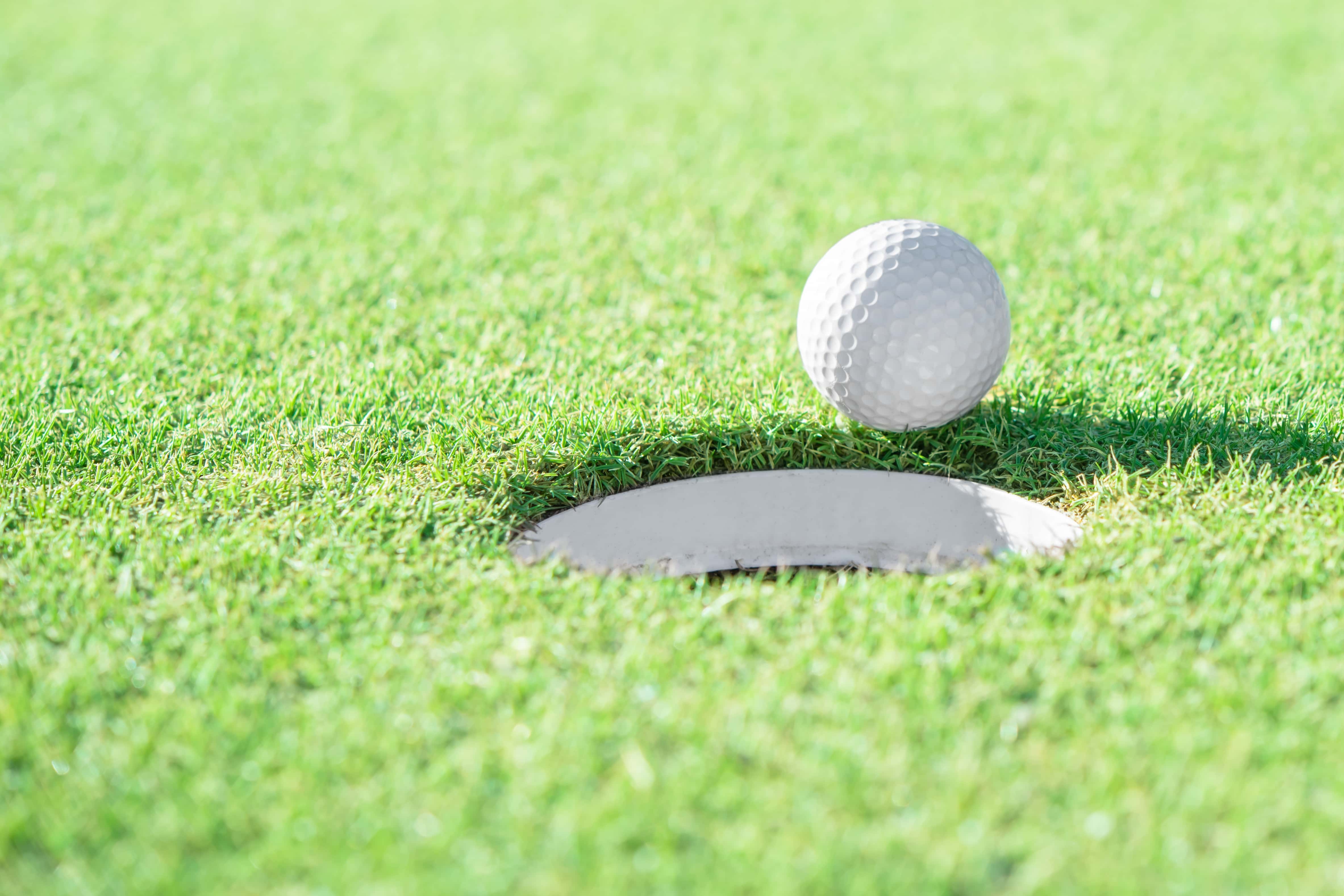 golf-ball-and-golf-hole-on-green-grass-with-copy-space