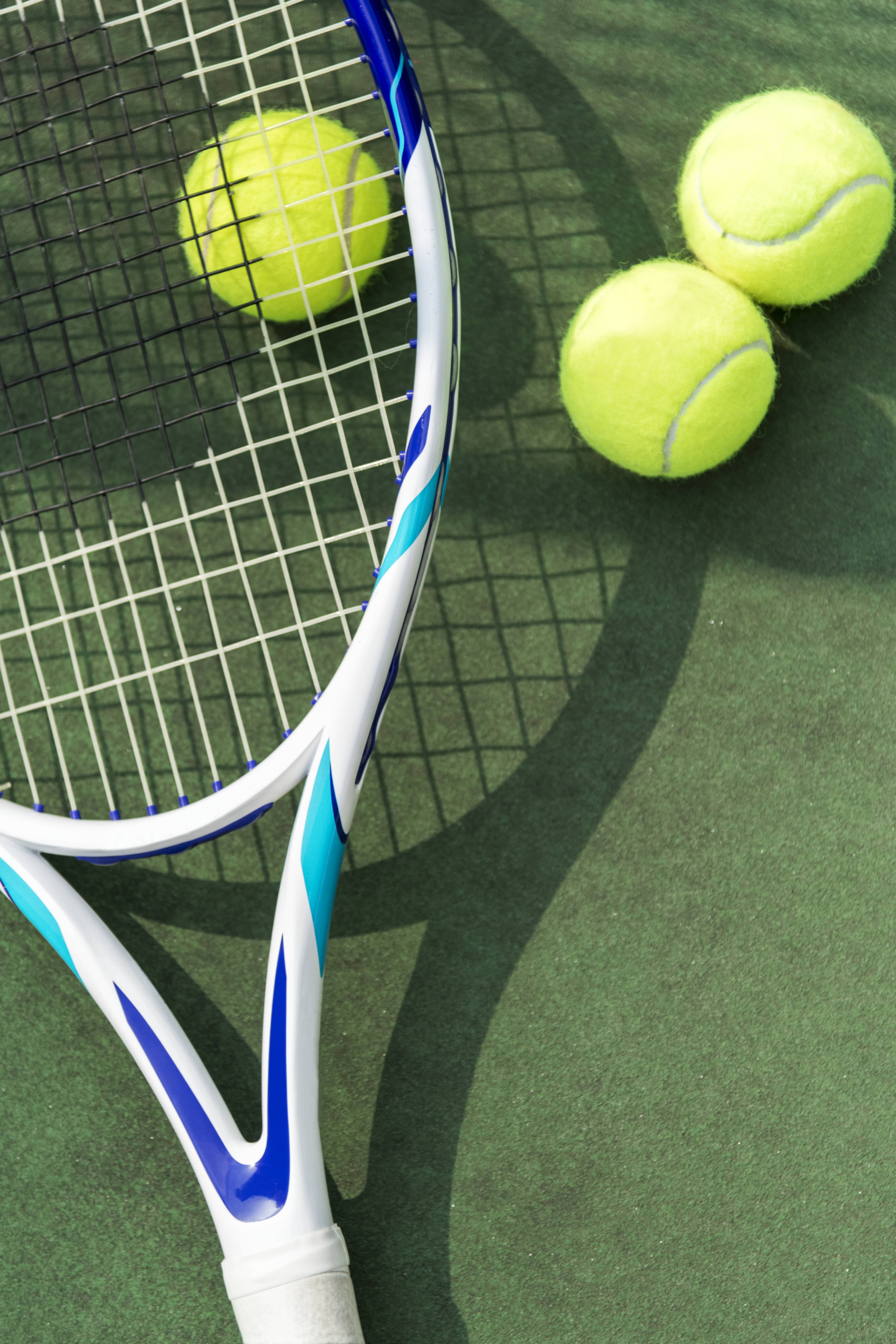 tennis-balls-on-a-tennis-court