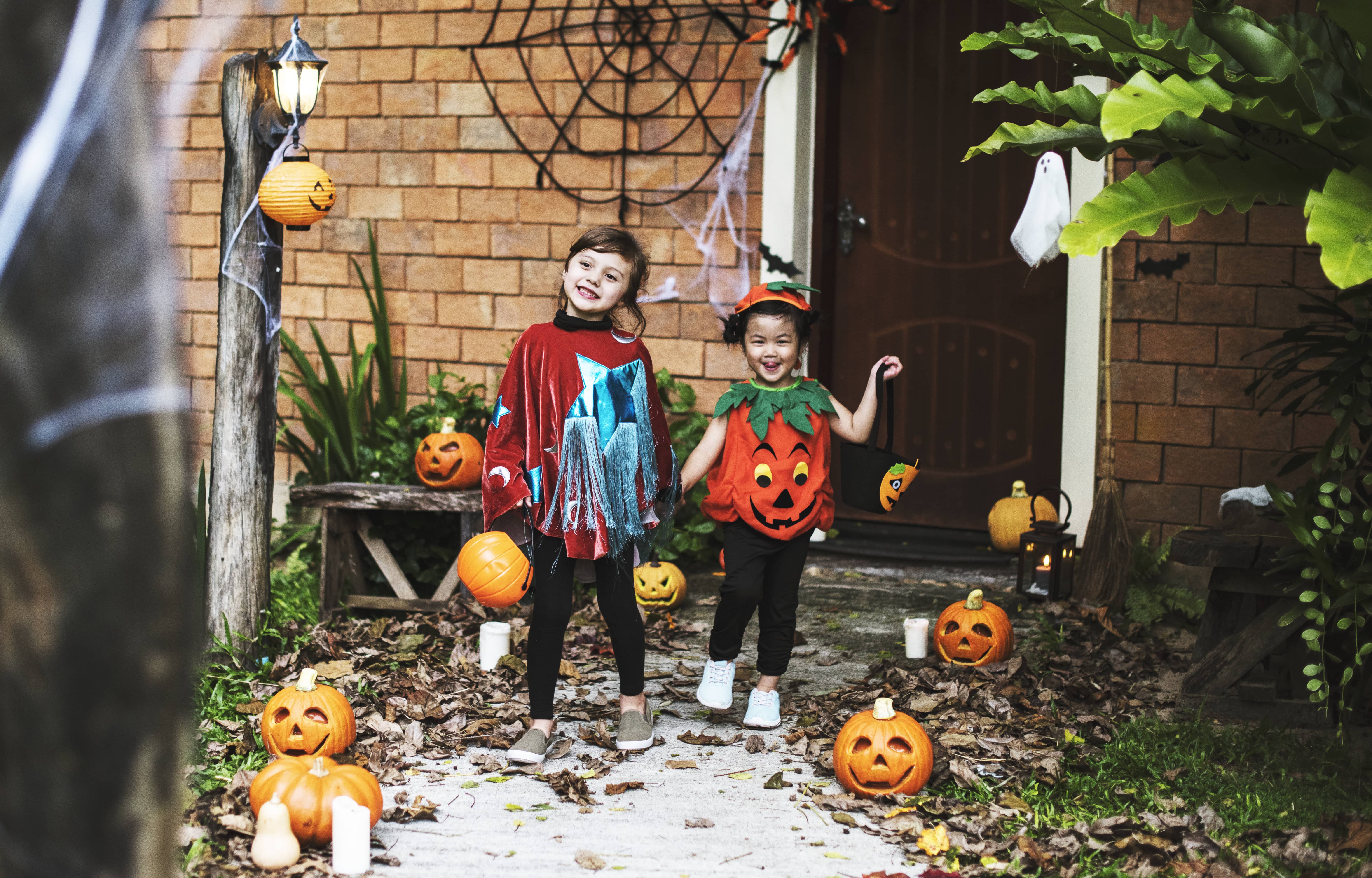 children-in-halloween-costumes