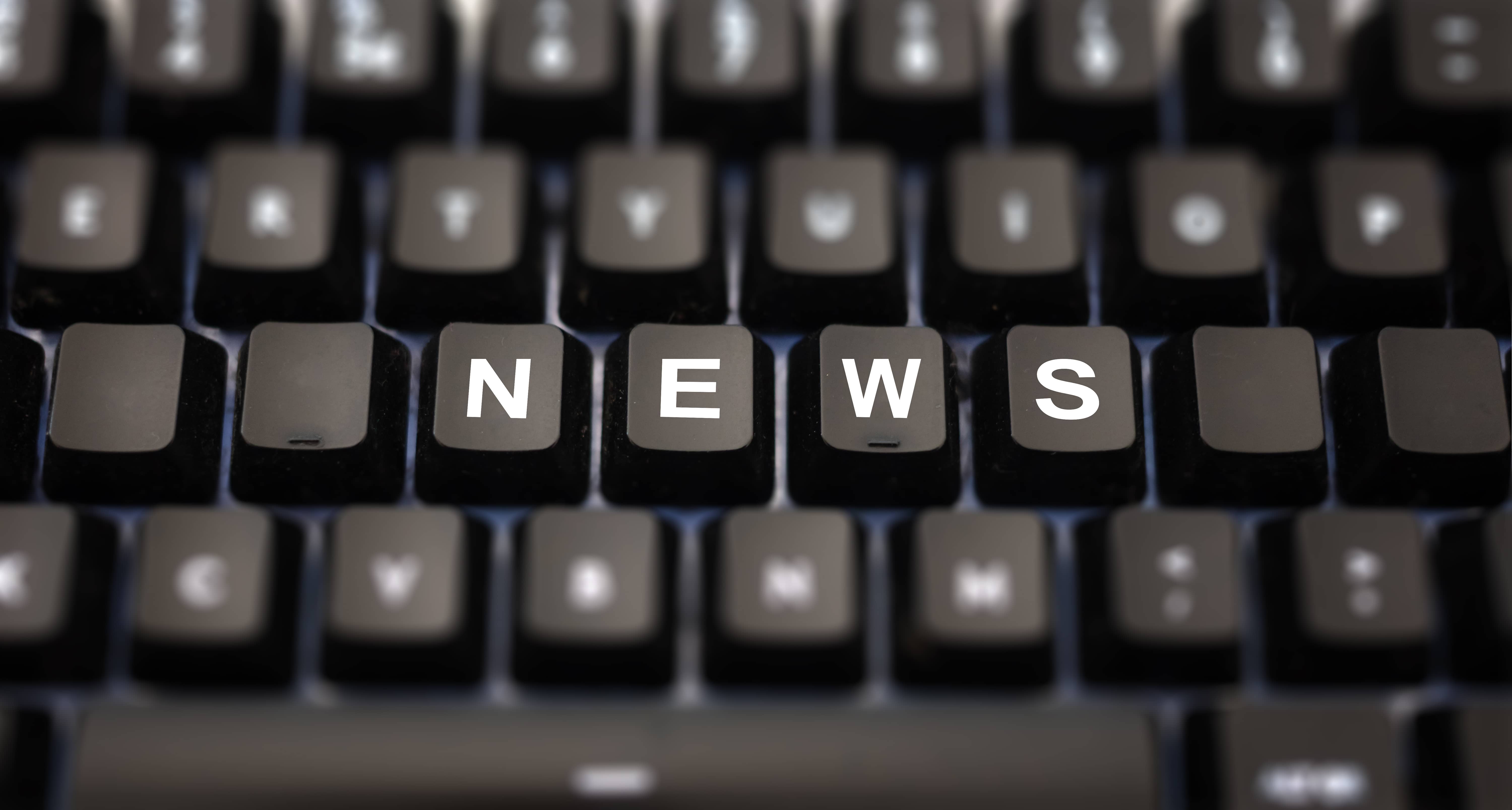 online-news-journalism-concept-news-text-written-on-keypad-black-keys-with-white-letters-message-for-press-articles-on-pc-keyboard-blur-buttons-background
