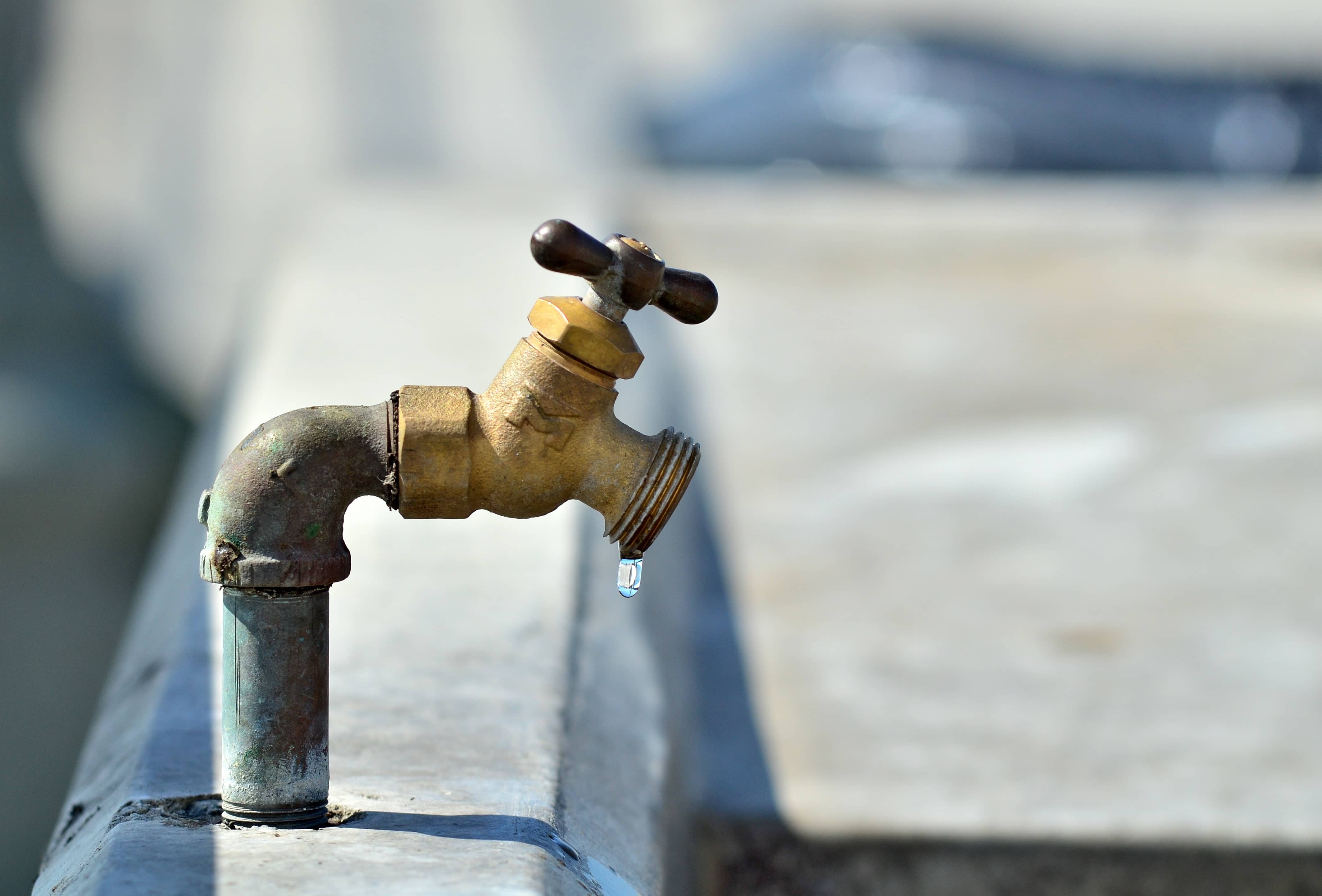 water-dripping-from-water-faucet-997y3dh