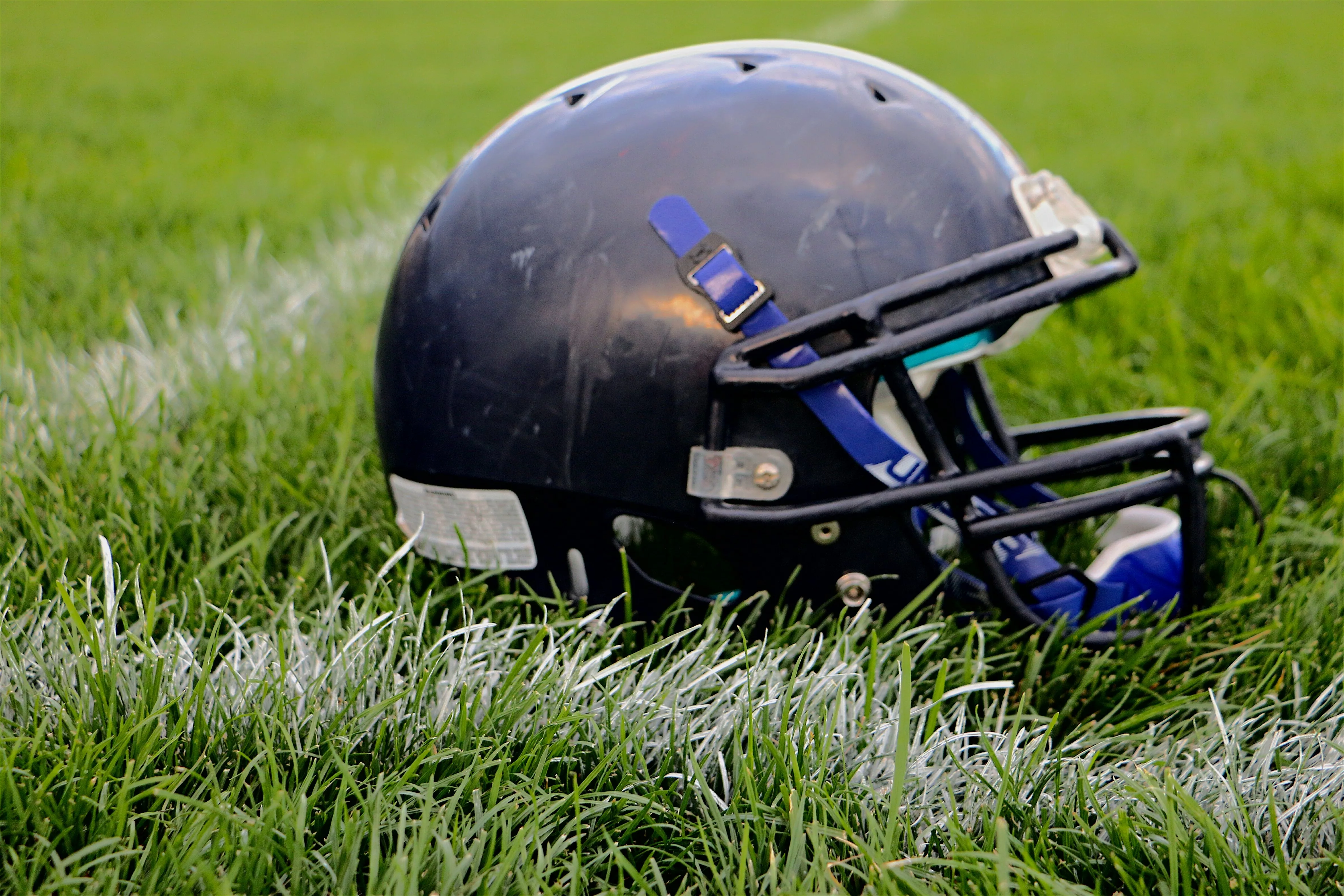 football-helmet-resting-on-football-field-yard-lin-2022-11-07-07-09-21-utc