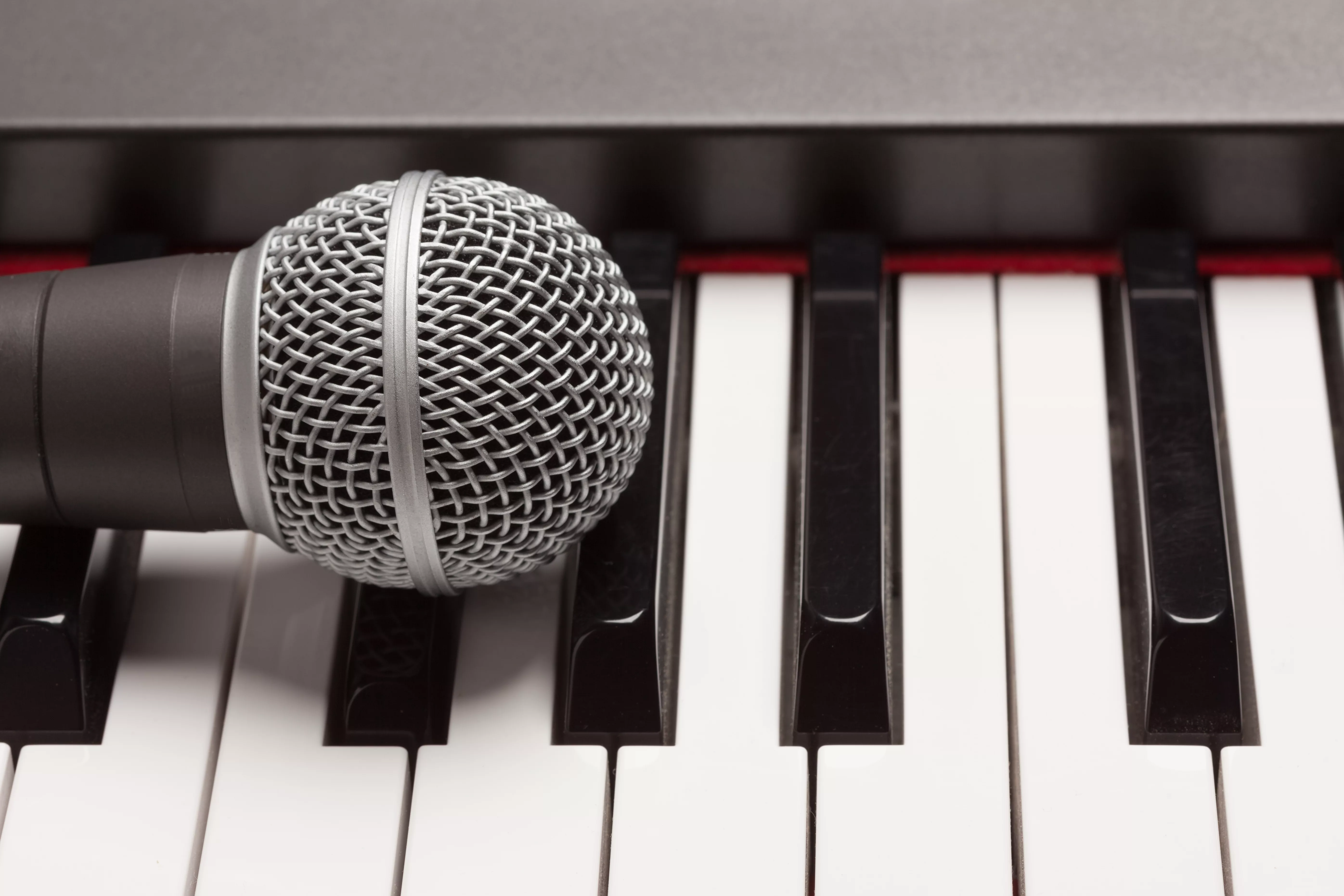 microphone-laying-on-electronic-synthesizer-keyboard-abstract