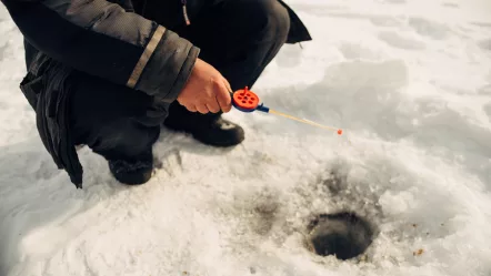 fisherman-on-ice-2023-11-27-05-19-19-utc