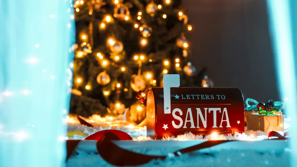 santa-claus-letter-box-in-the-night-2