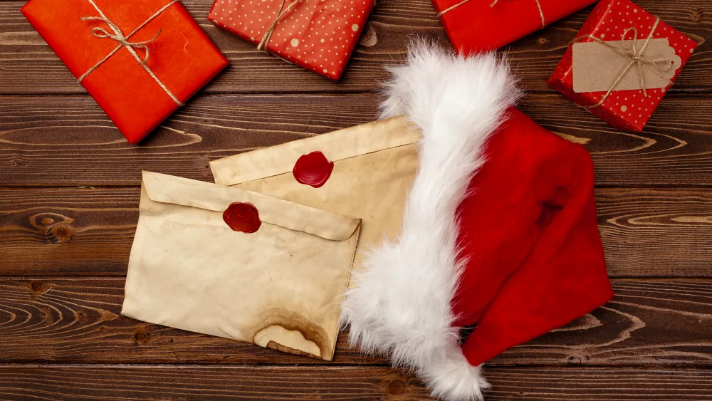 vintage-christmas-greeting-letter-and-wrapped-gift-boxes-on-wooden-background-2