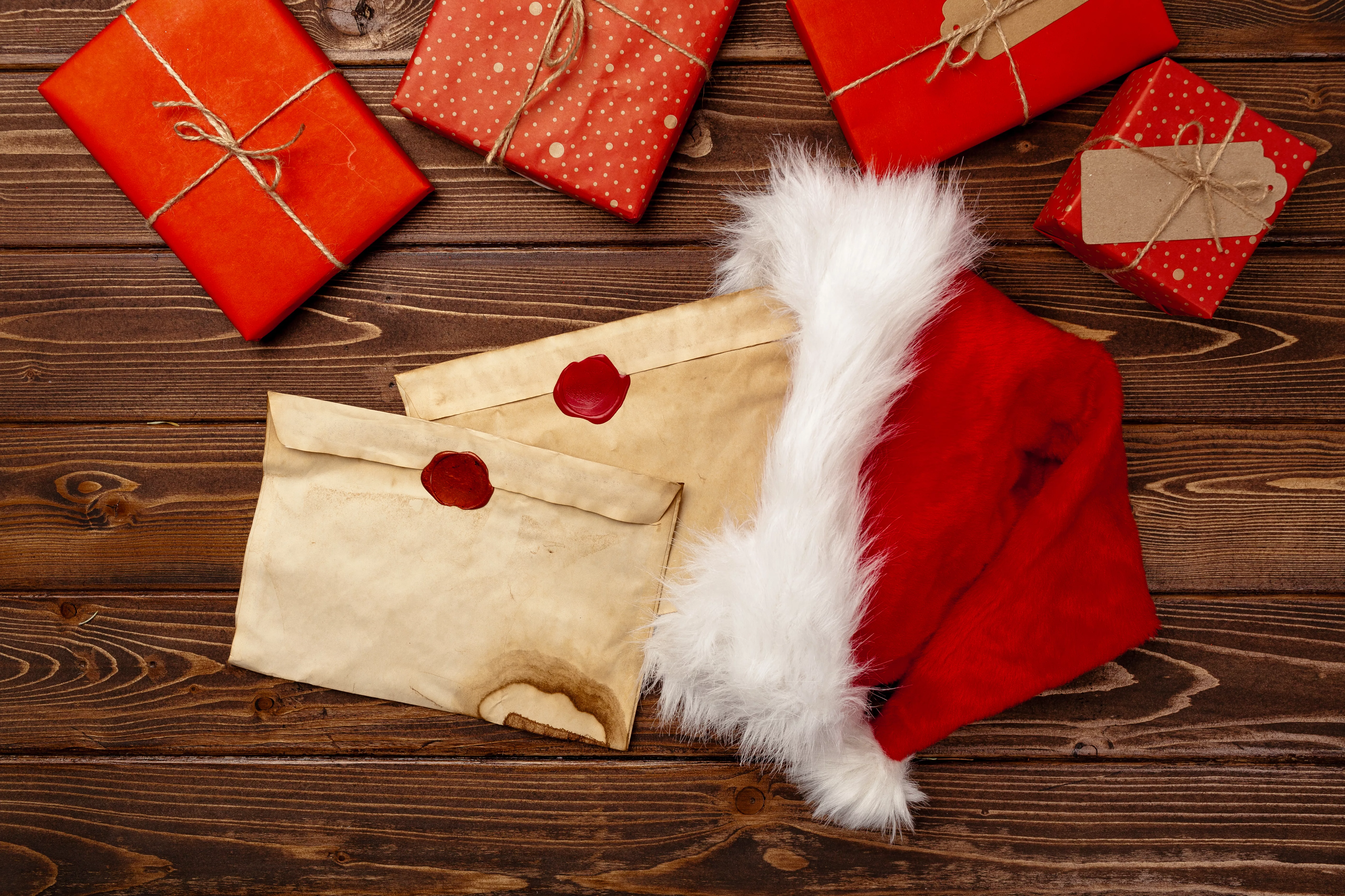 vintage-christmas-greeting-letter-and-wrapped-gift-boxes-on-wooden-background-2