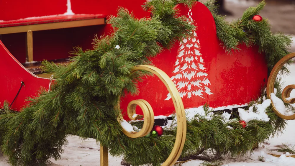 christmas-bazaar-and-arrangements-at-the-dome-square-old-city-c