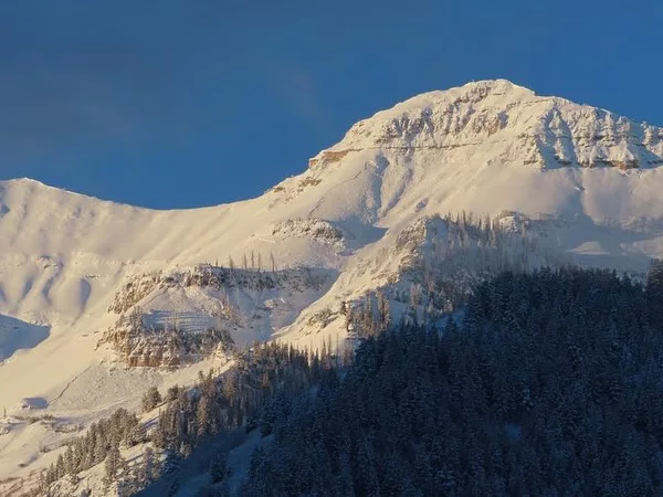 mountain-w-snow