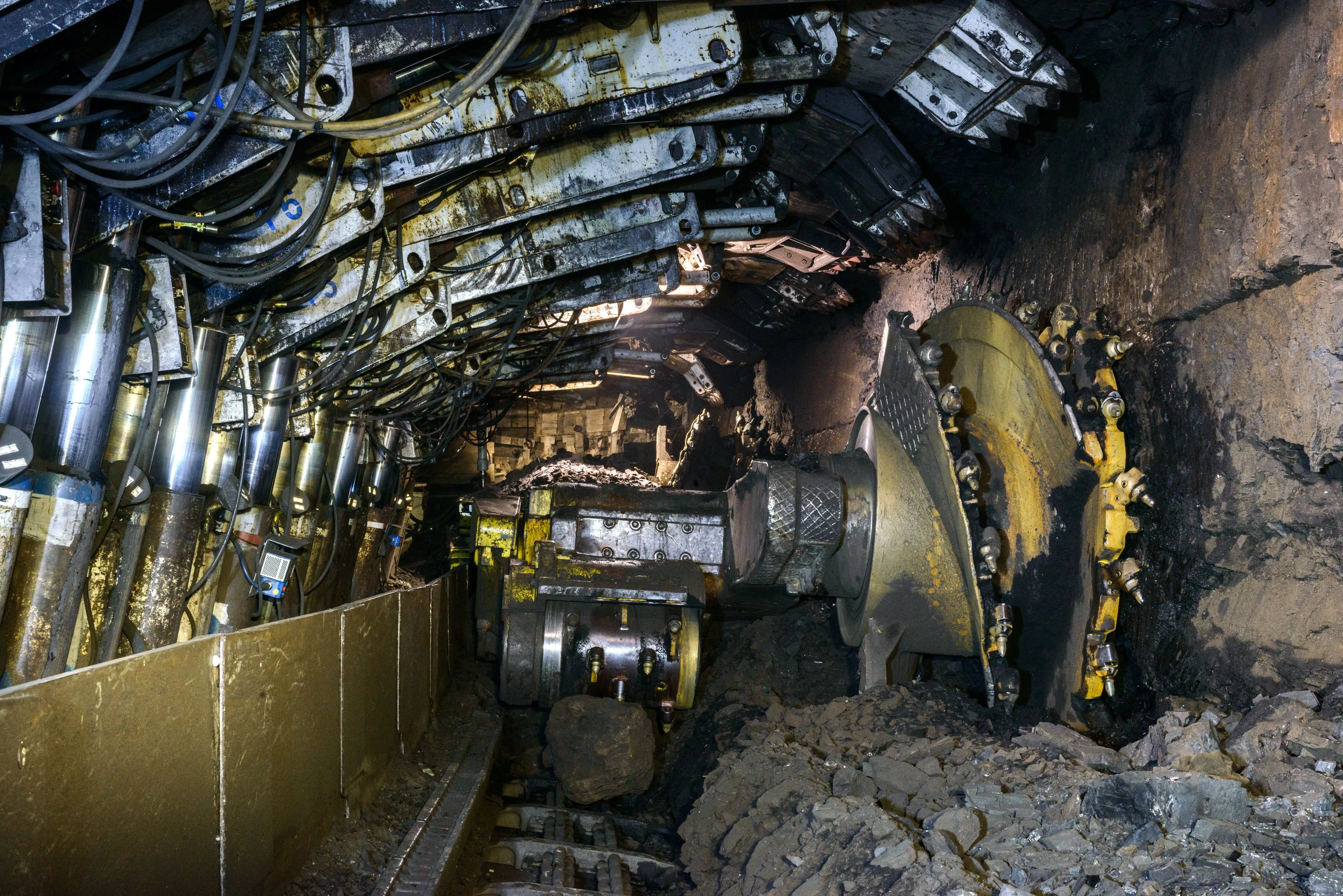 coal-extraction-mine-excavator