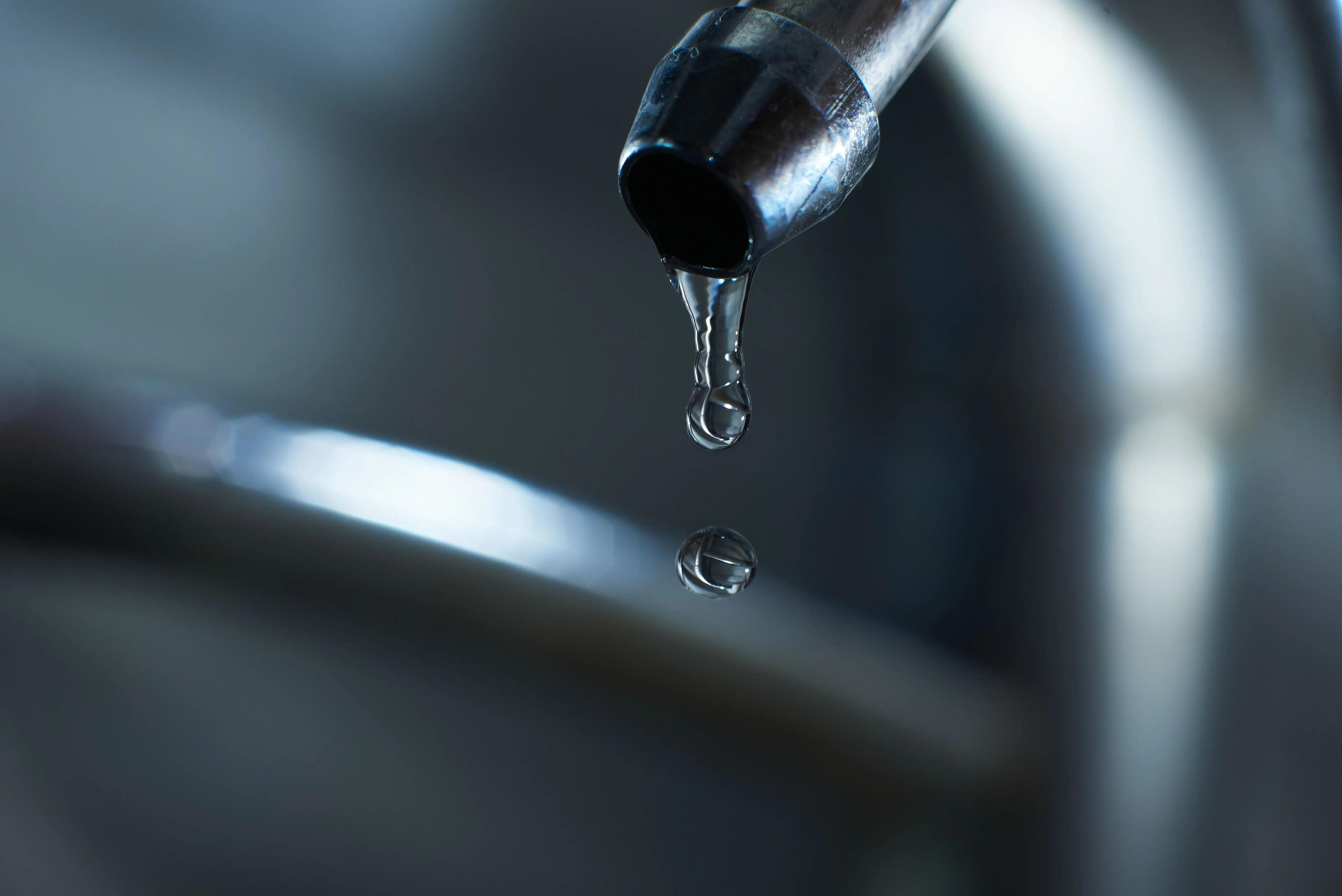 reverse-osmosis-filter-tap-closeup-with-dripping-water-drop