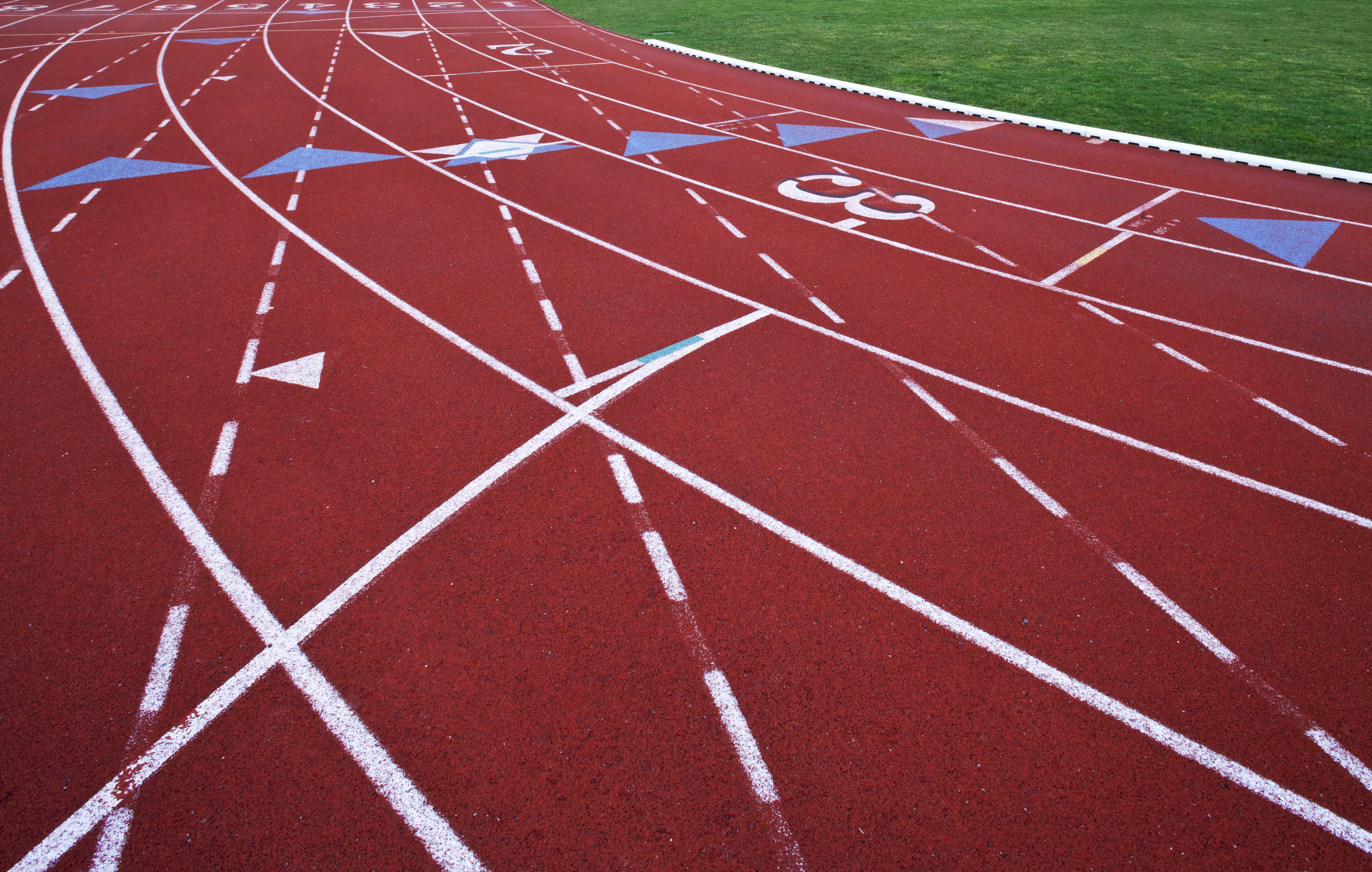 united-statesa-red-artificial-surface-running-track-a-sports-ground-painted-marked-lines-for-lanes