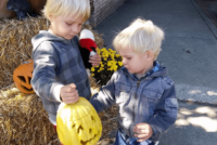children-with-pumpkin-png-3