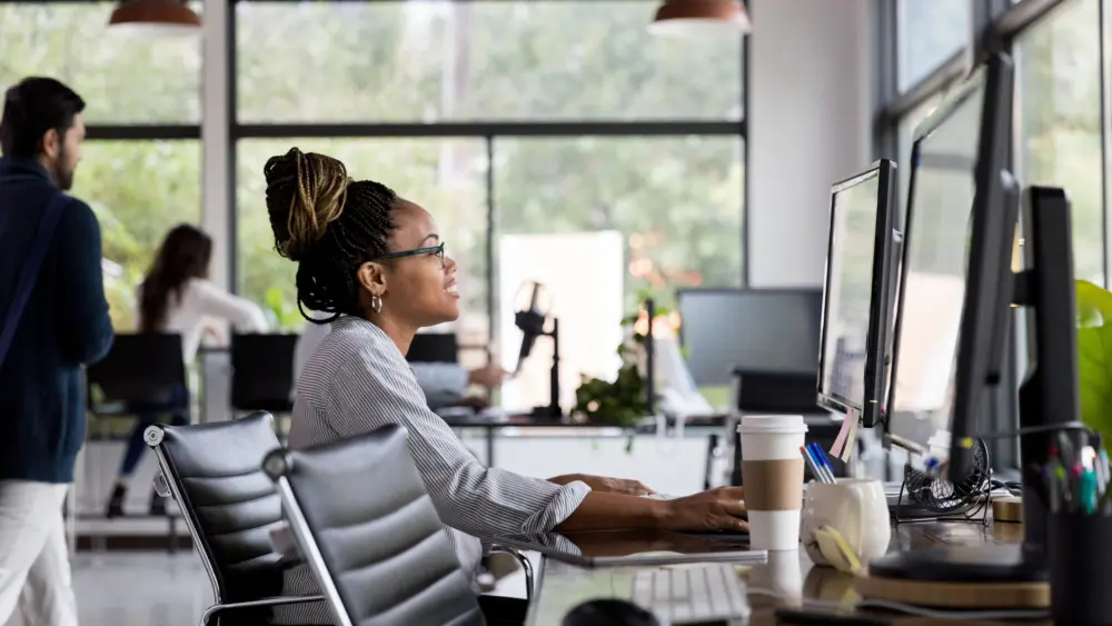 businesswoman-concentrates-while-using-comuter