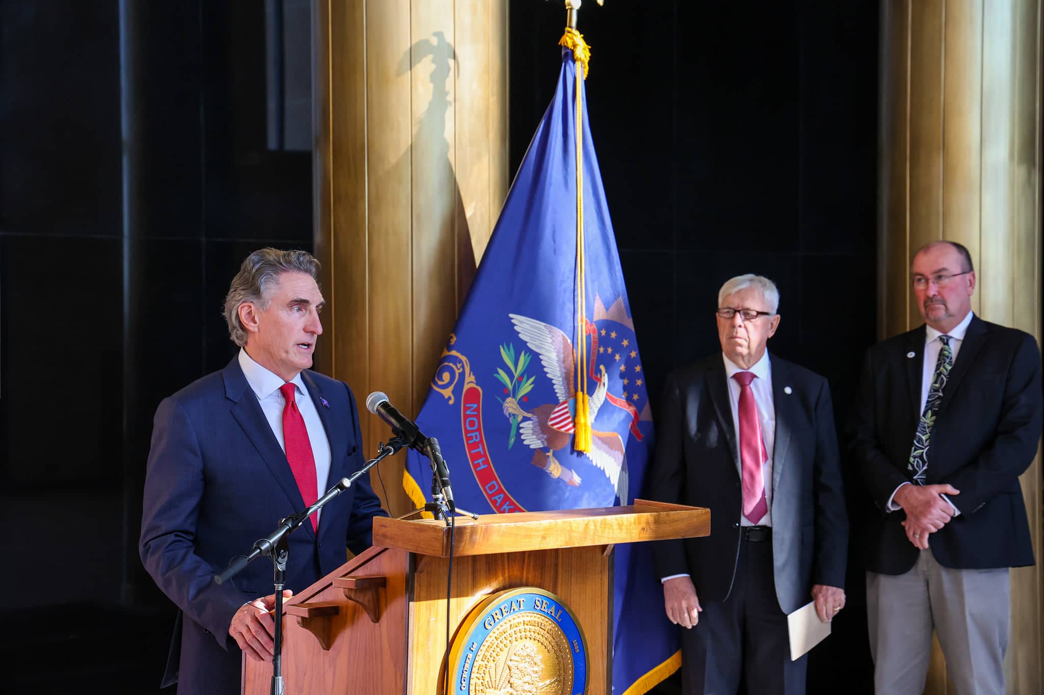 gov-burgum-presser-jpg