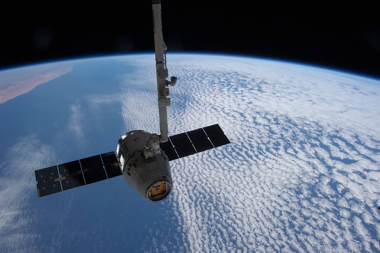 satellite-693280_1280-jpg