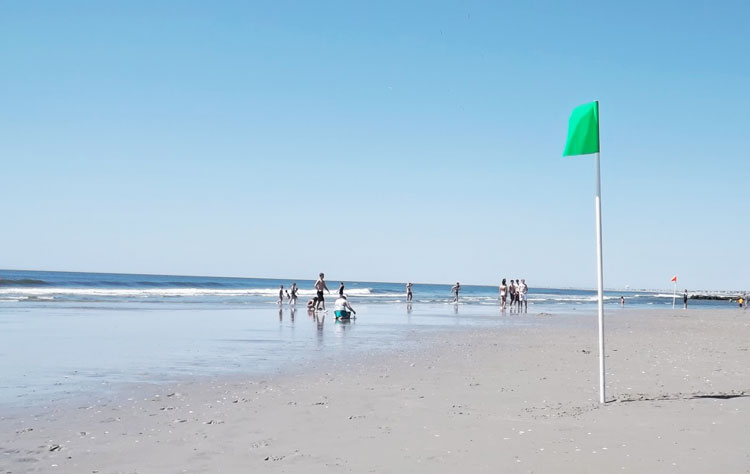 green-flag-beach