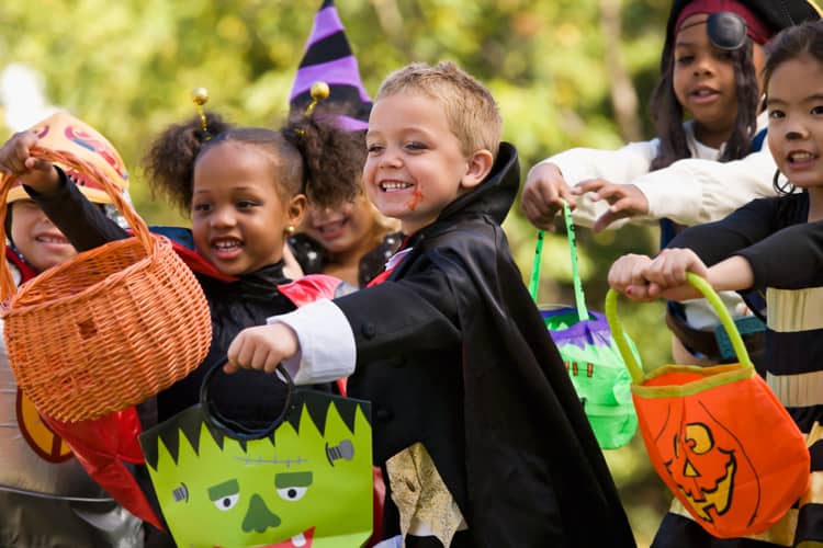 children-trick-or-treat-halloween