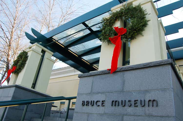 bruce-museum-front-wreath