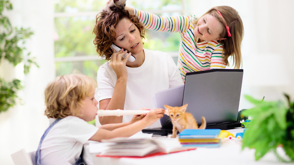 motherworkingfromhomewithkids-quarantineandclosedschool