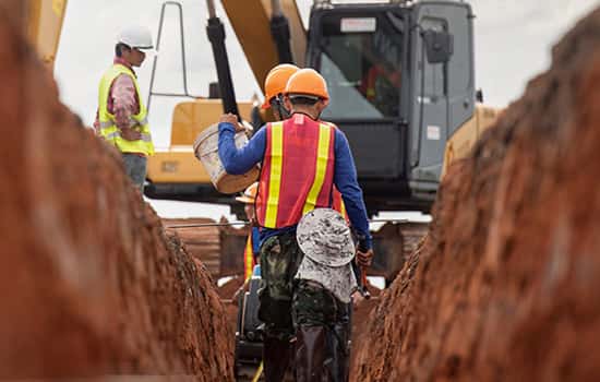 workers-building-pipe-trench-pipeline