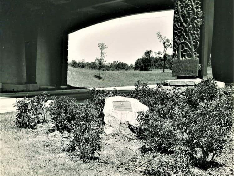 a-c-1940-plaque-on-rock-merrit-at-lake-avenue-on-the-median-between-guard-rails-1